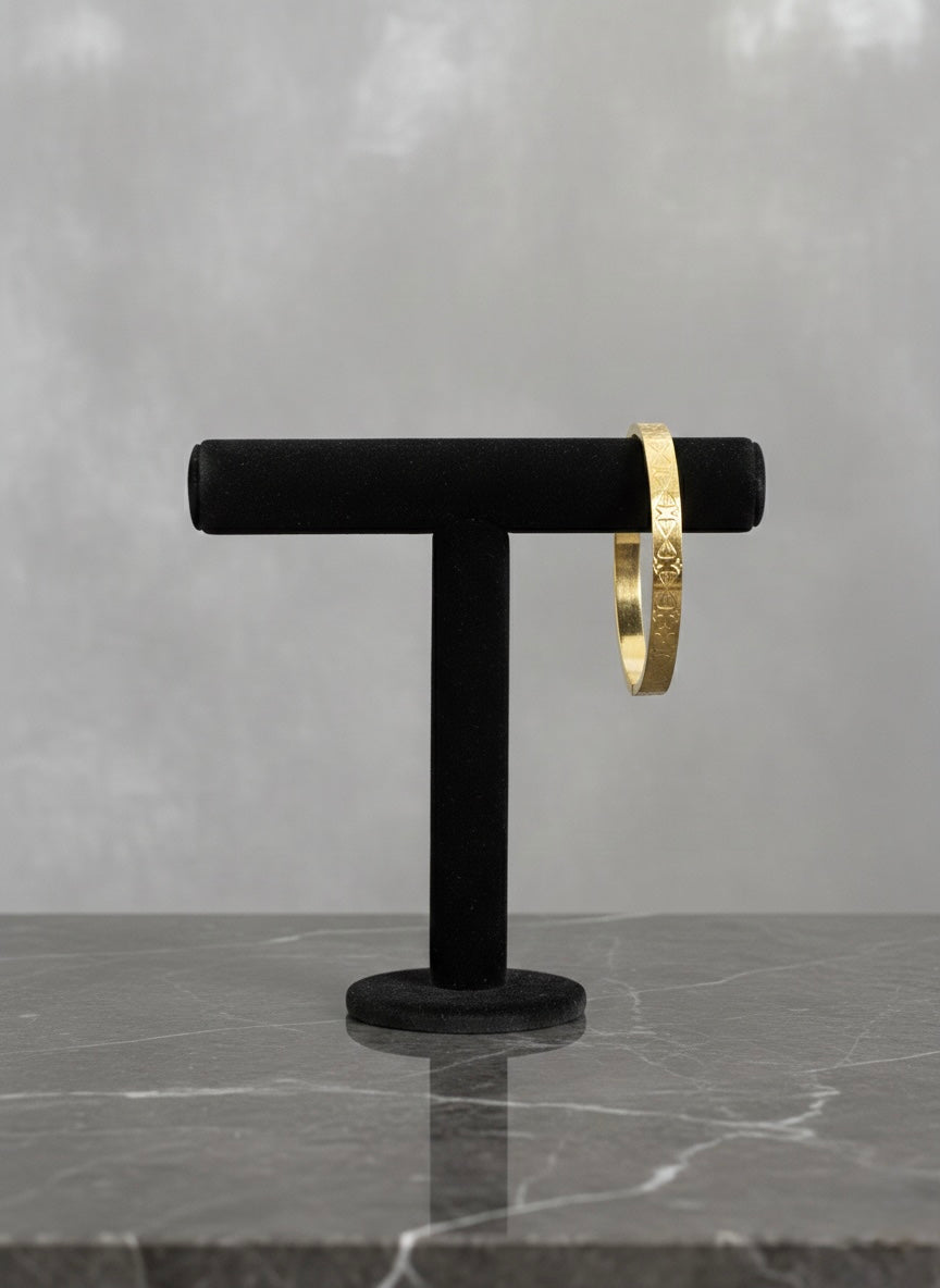 Classic gold bangle, bow design