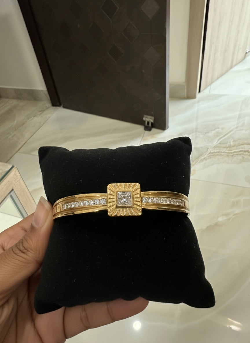 Elegant gold bracelet with centerpiece