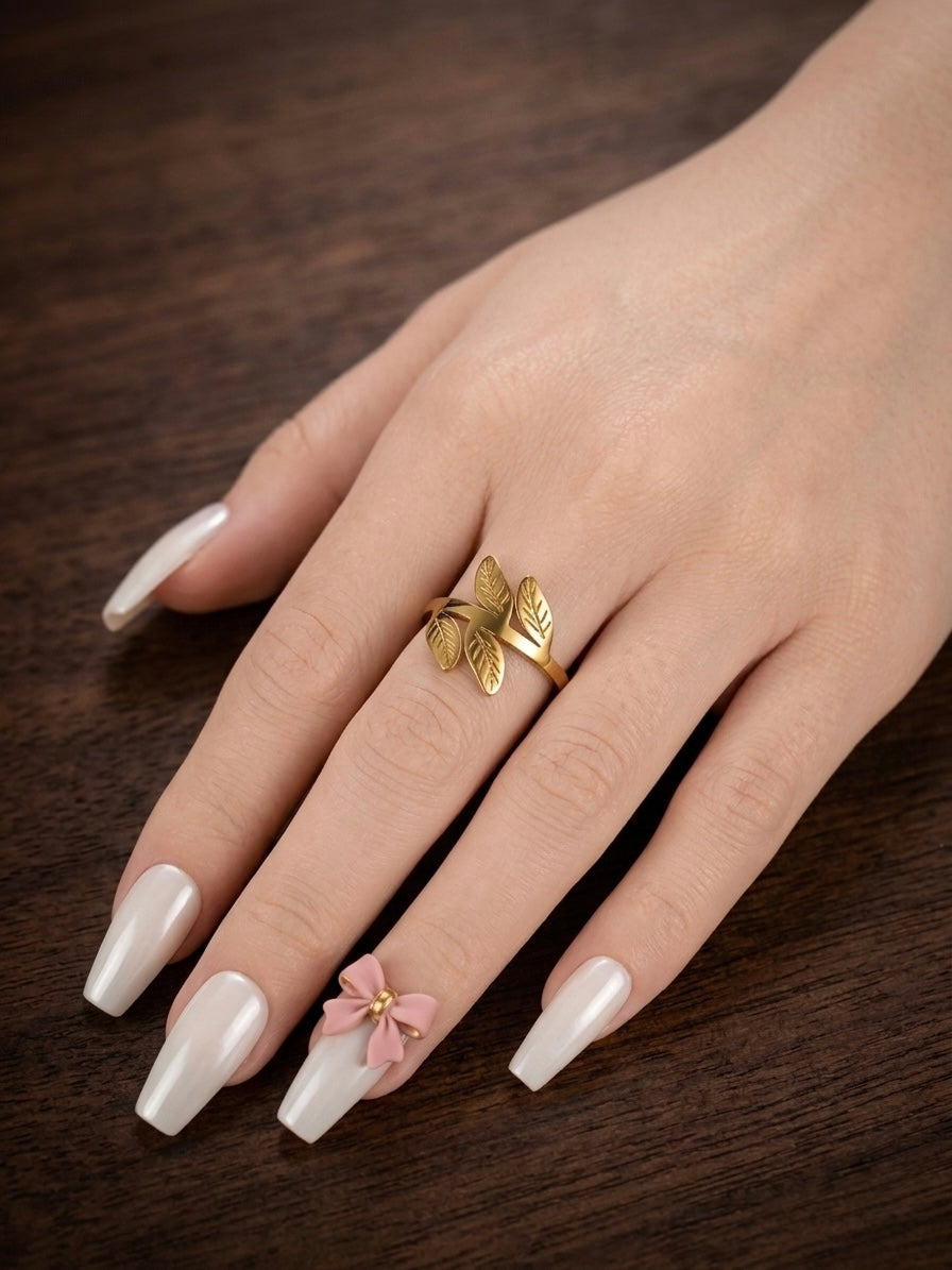Modern cutout leaf gold ring