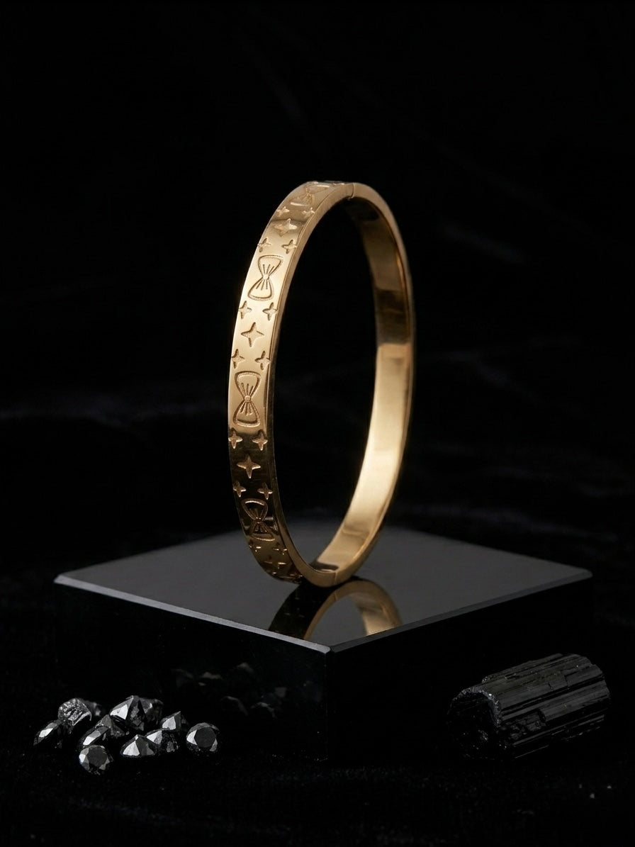 Chic gold curb chain link bracelet.