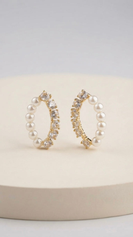 Sophisticated hoop earrings with luminous pearls.