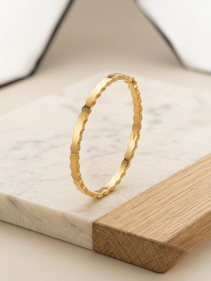 Modern wavy silhouette gold bracelet.