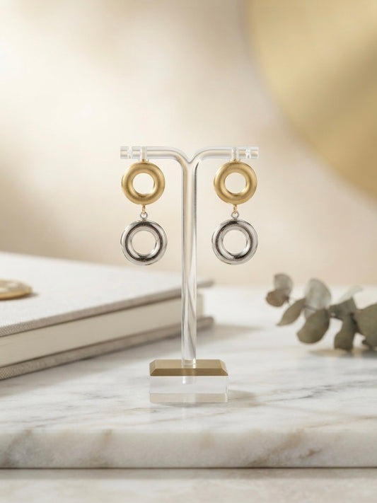Chic two-tone anti-tarnish hoop earrings.