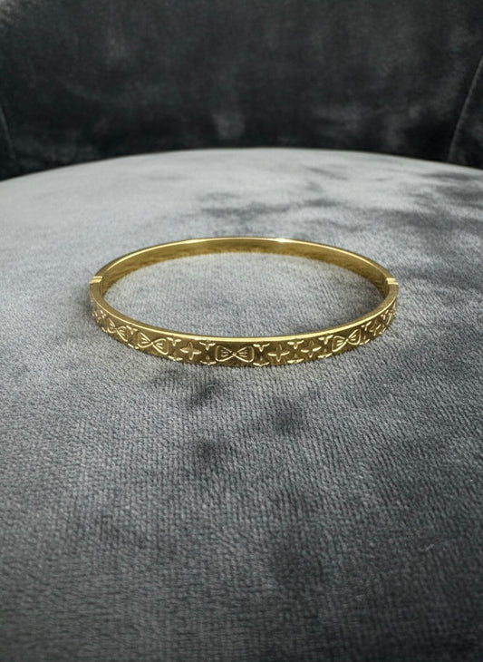 Classic gold bangle, bow design
