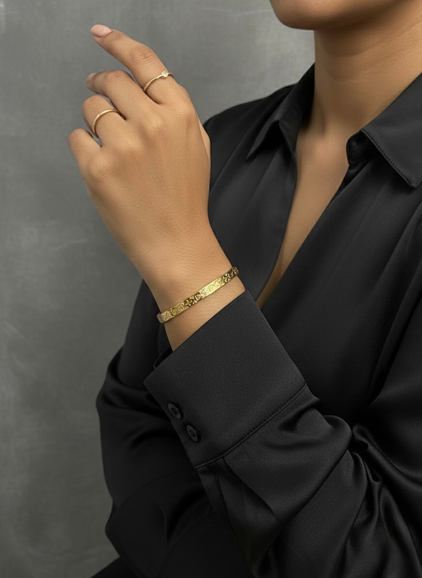 Classic gold bangle, bow design