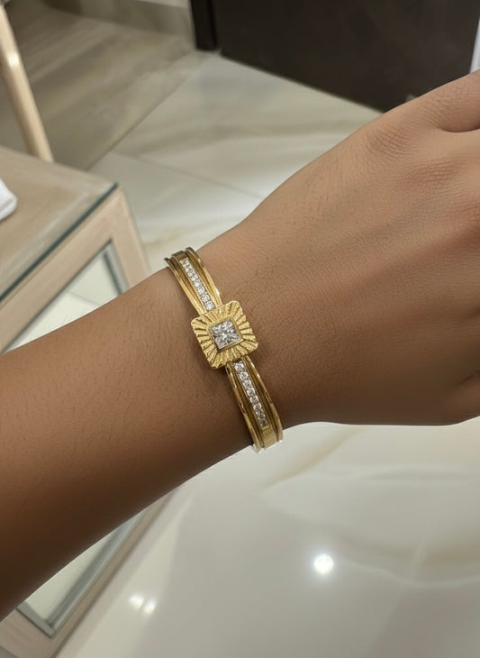 Elegant gold bracelet with centerpiece