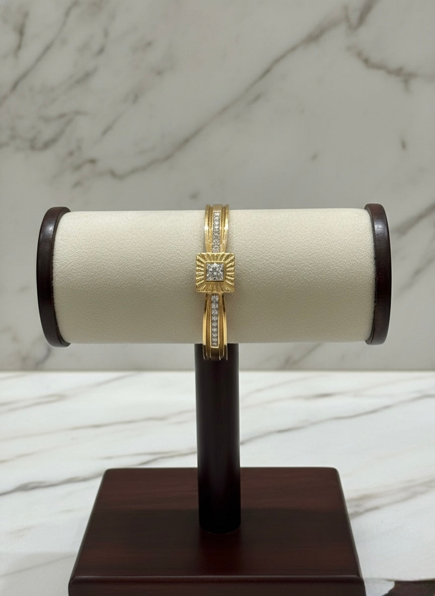 Elegant gold bracelet with centerpiece