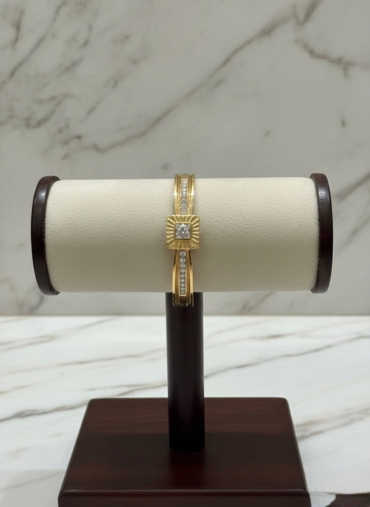 Elegant gold bracelet with centerpiece
