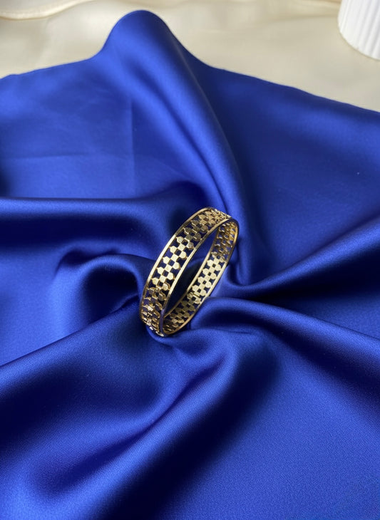 Textured gold bracelet for elegance