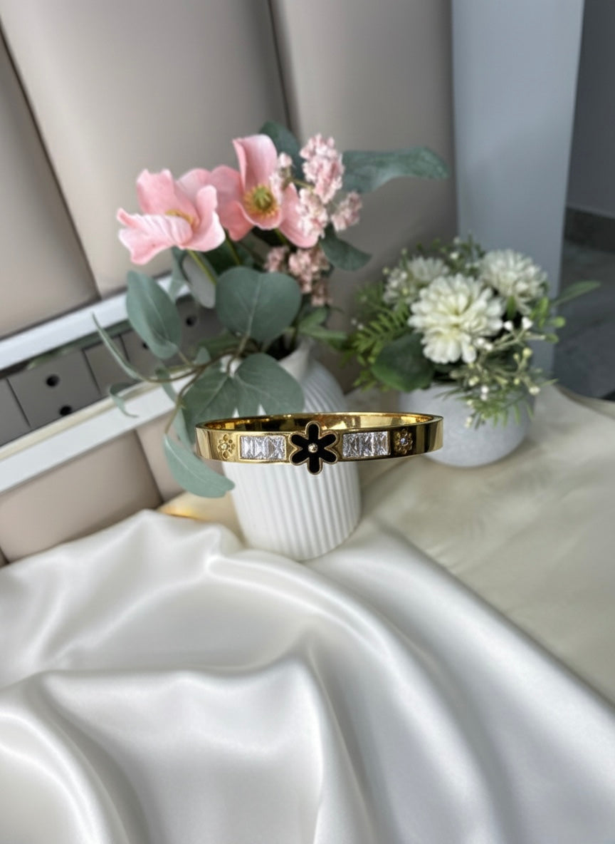 Chic anti-tarnish floral bracelet