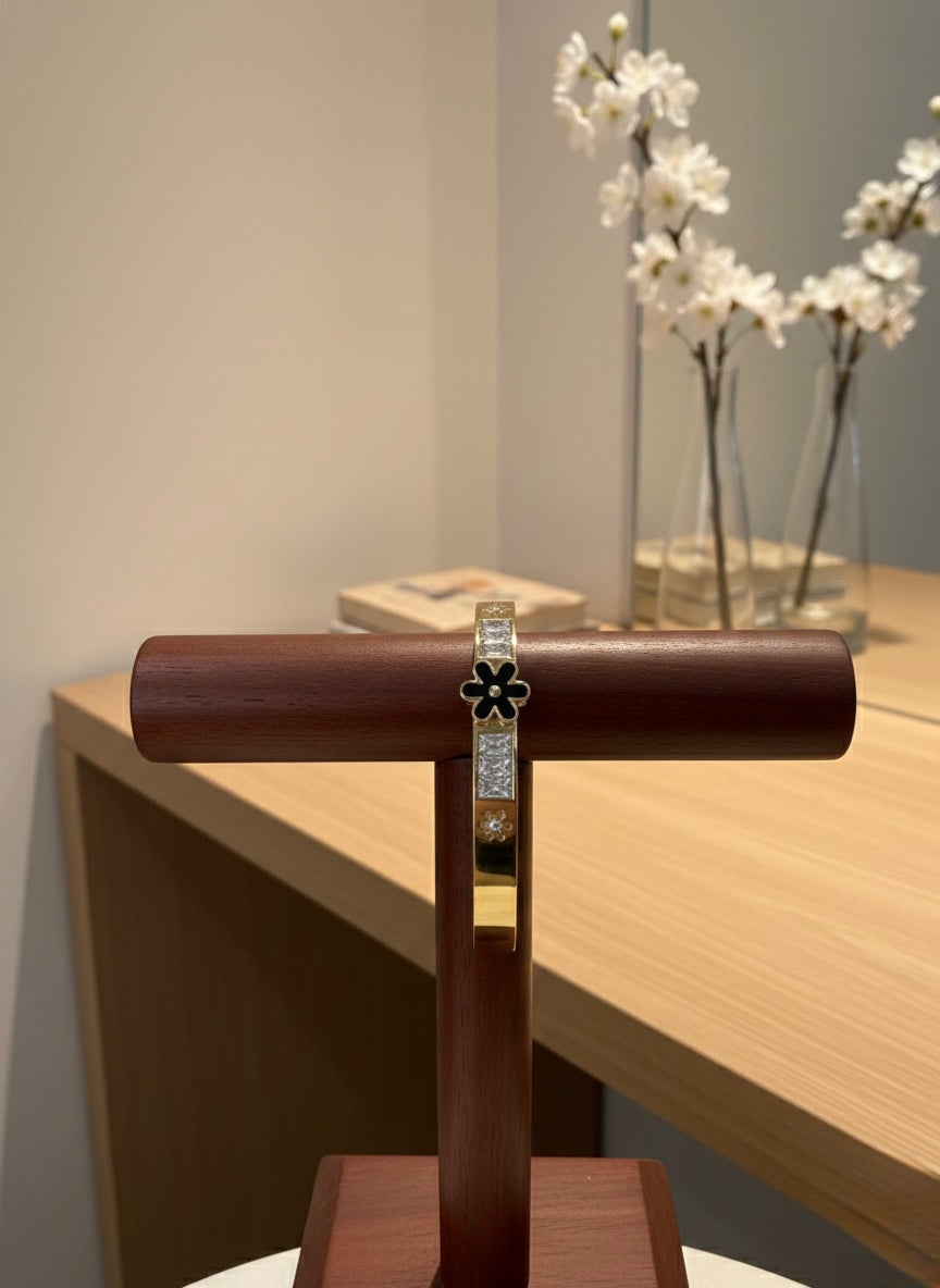 Chic anti-tarnish floral bracelet