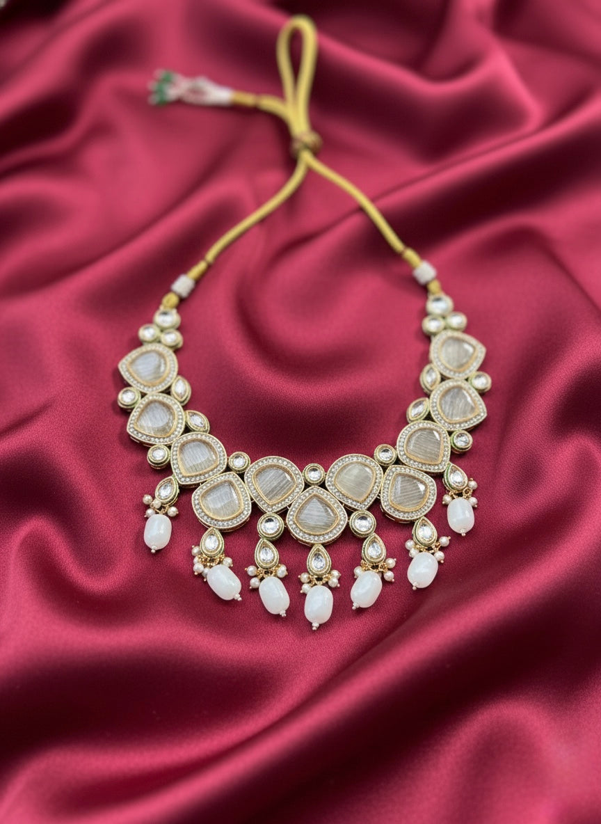 Elegant pearl monalisa statement necklace
