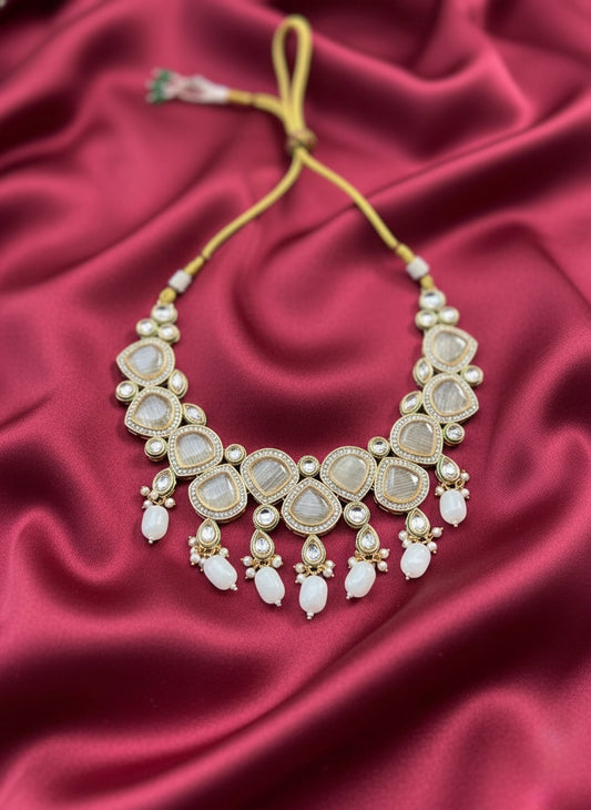 Elegant pearl monalisa statement necklace