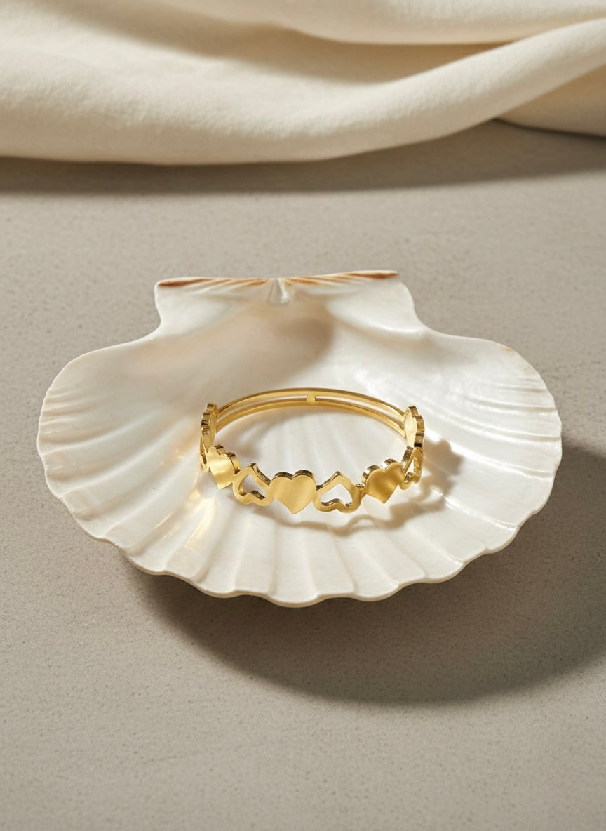Golden hearts bracelet, everyday elegance