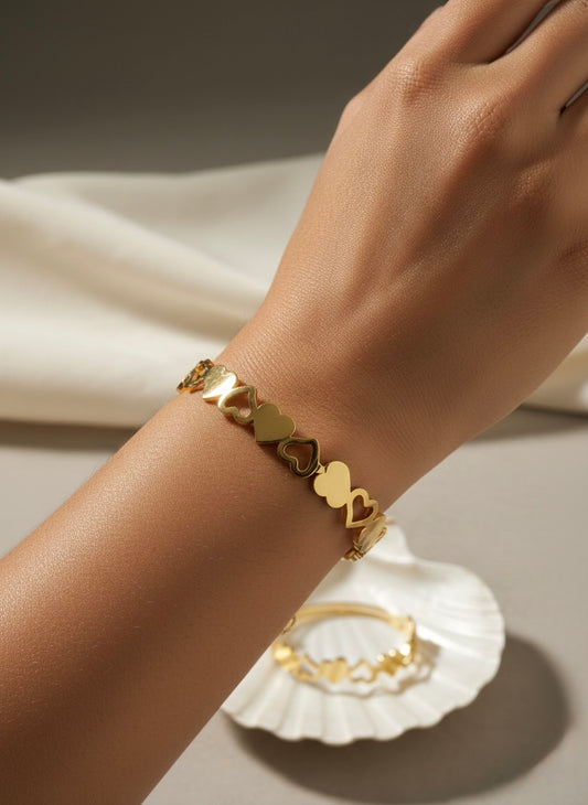 Golden hearts bracelet, everyday elegance