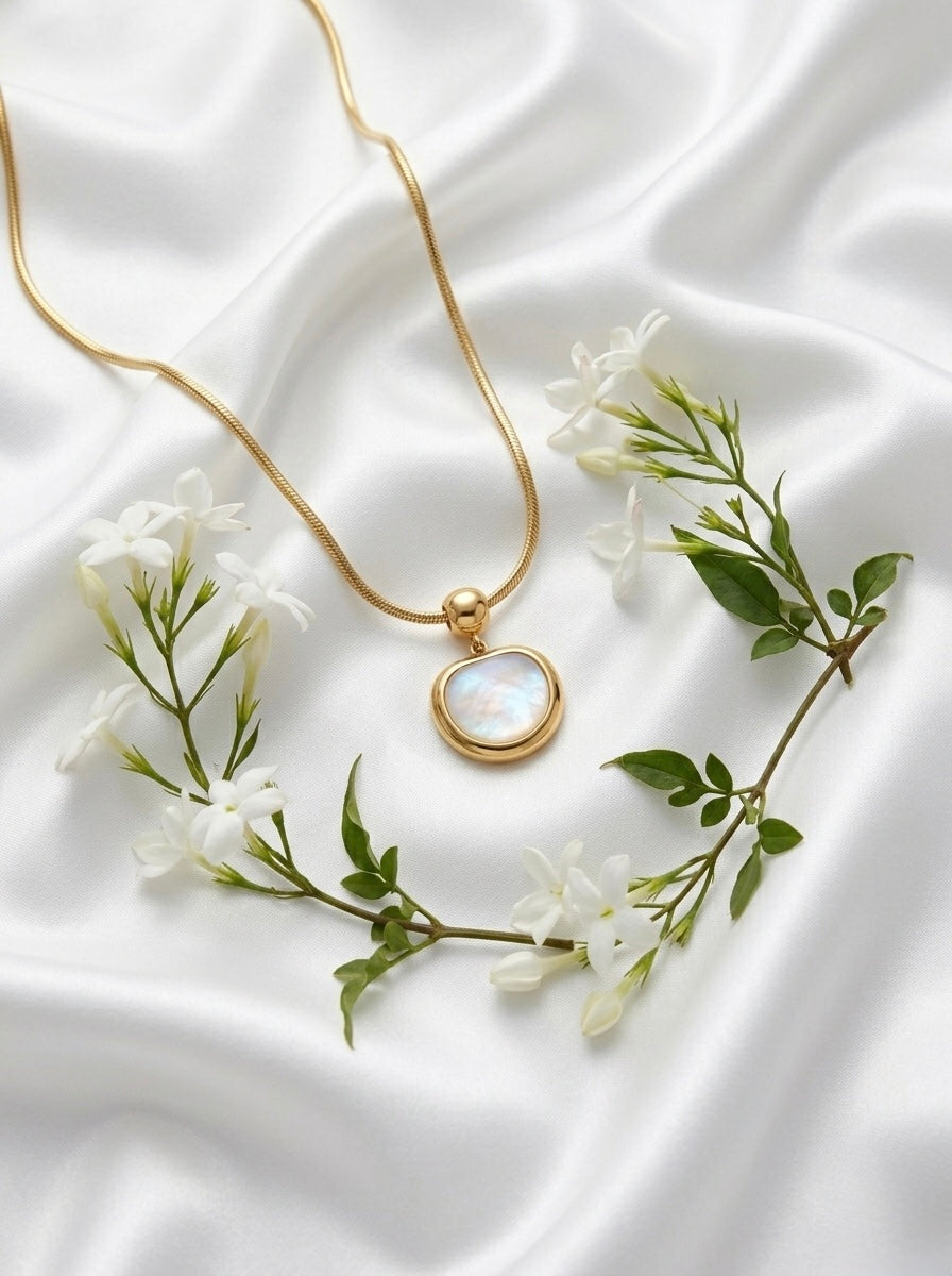 Elegant pearl disc necklace