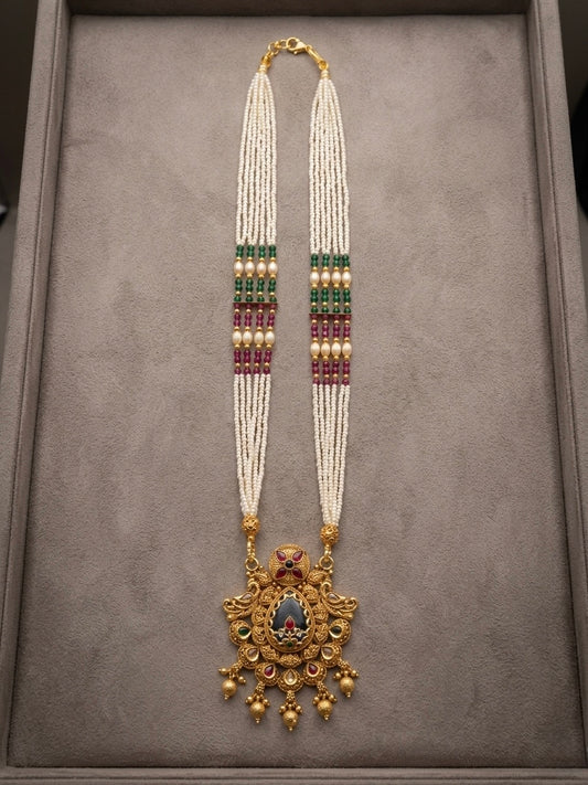 Elegant pearl necklace with antique pendant