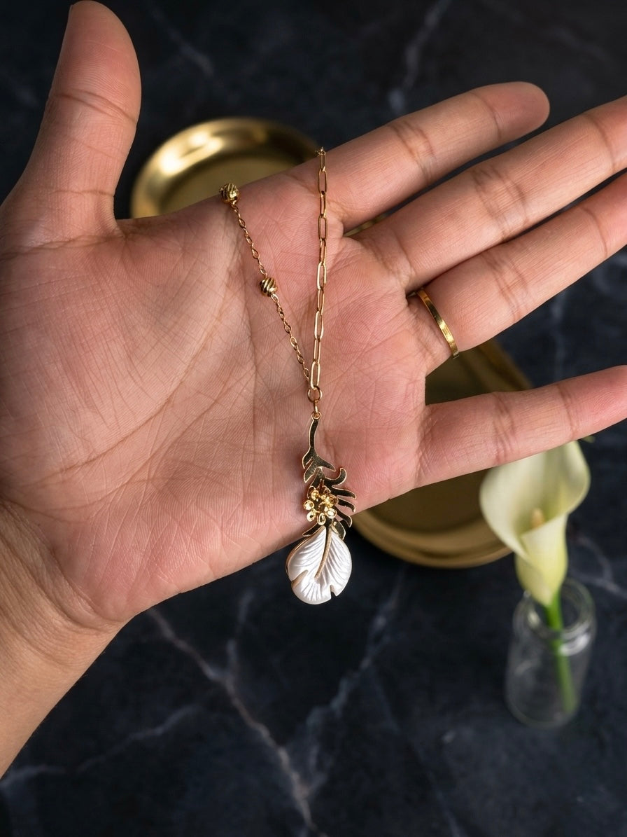 Elegant feather-inspired gold jewelry