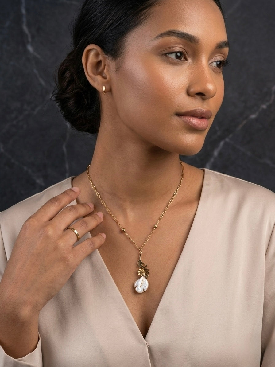 Elegant feather-inspired gold jewelry