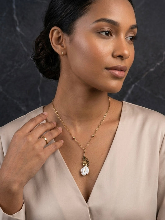 Elegant feather-inspired gold jewelry