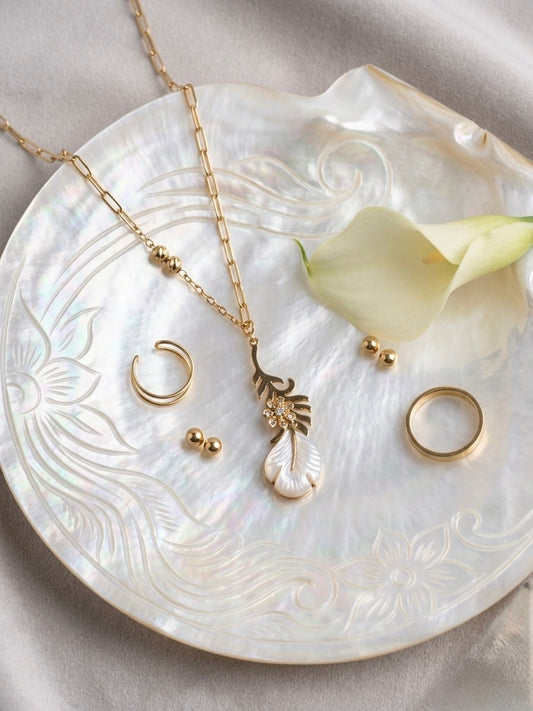 Elegant feather-inspired gold jewelry