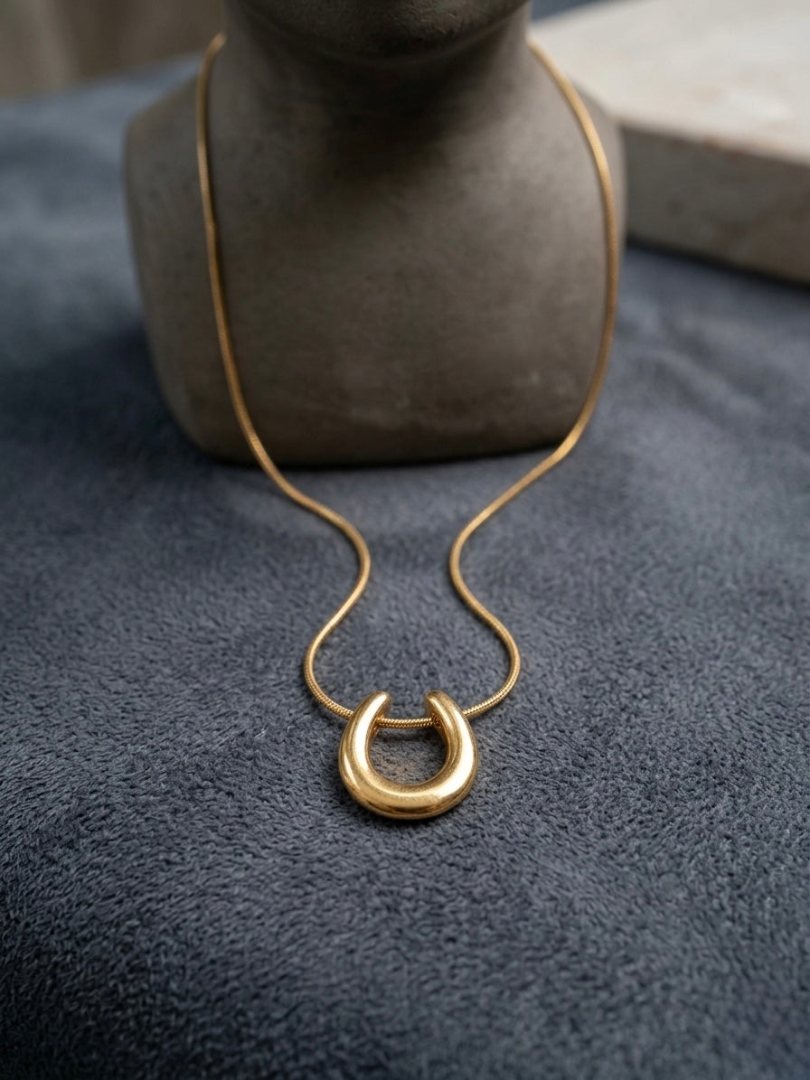 Minimal gold horseshoe charm necklace