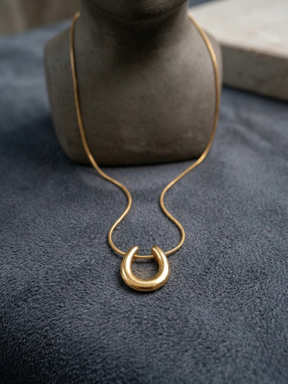 Minimal gold horseshoe charm necklace