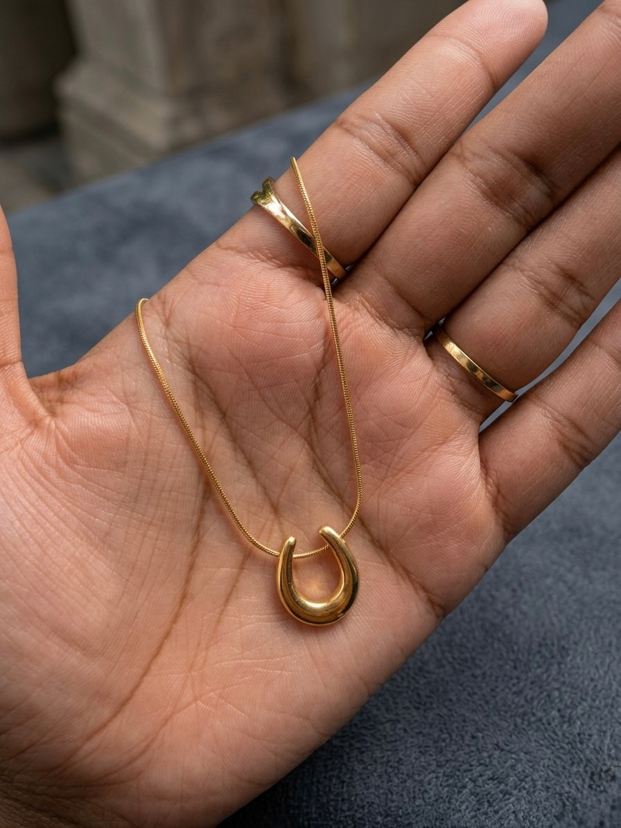 Minimal gold horseshoe charm necklace