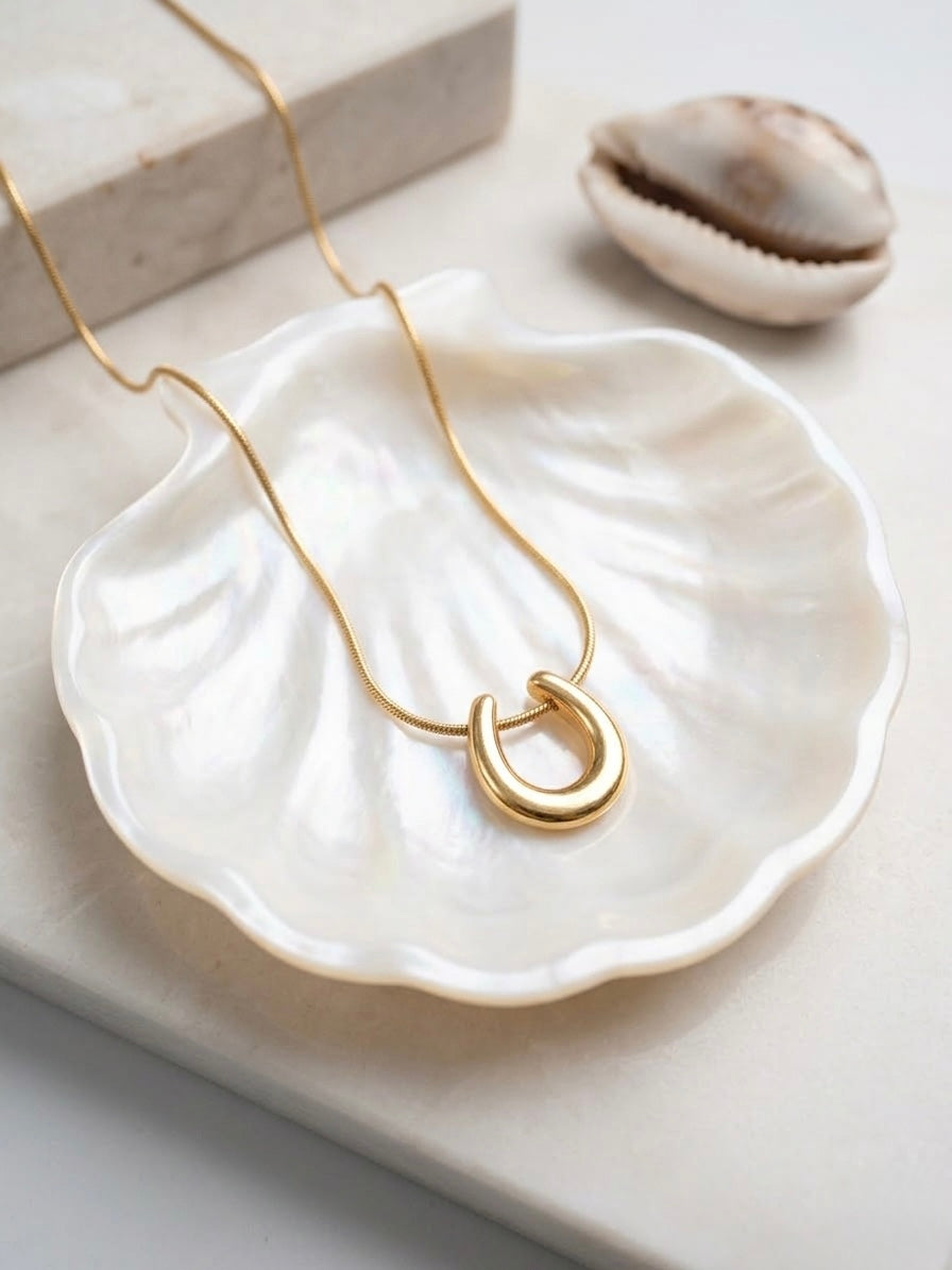 Minimal gold horseshoe charm necklace