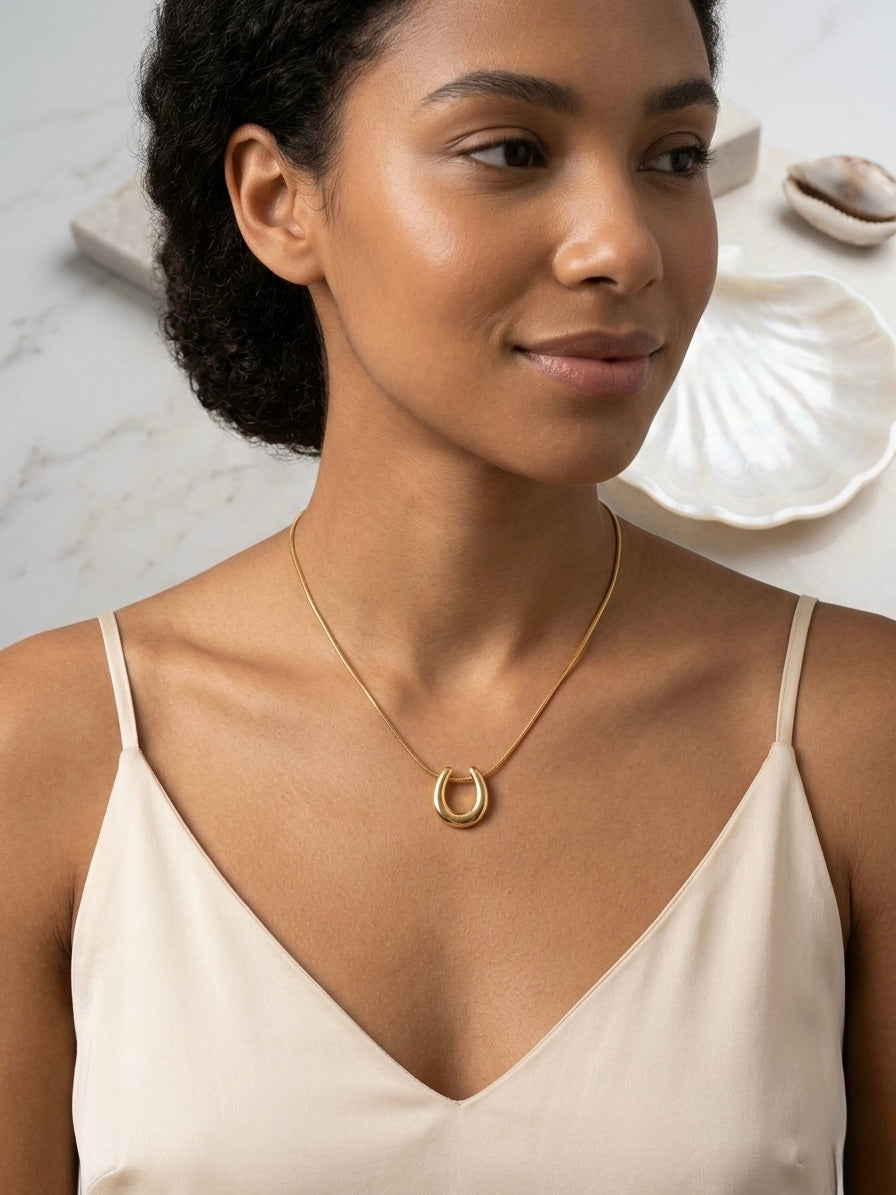Minimal gold horseshoe charm necklace
