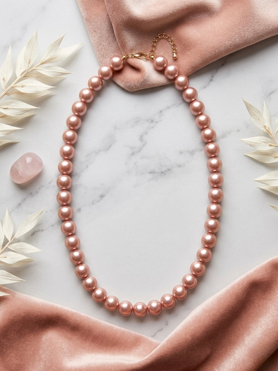 Sophisticated rose gold tone pearl necklace.