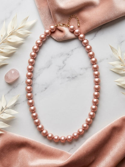 Sophisticated rose gold tone pearl necklace.