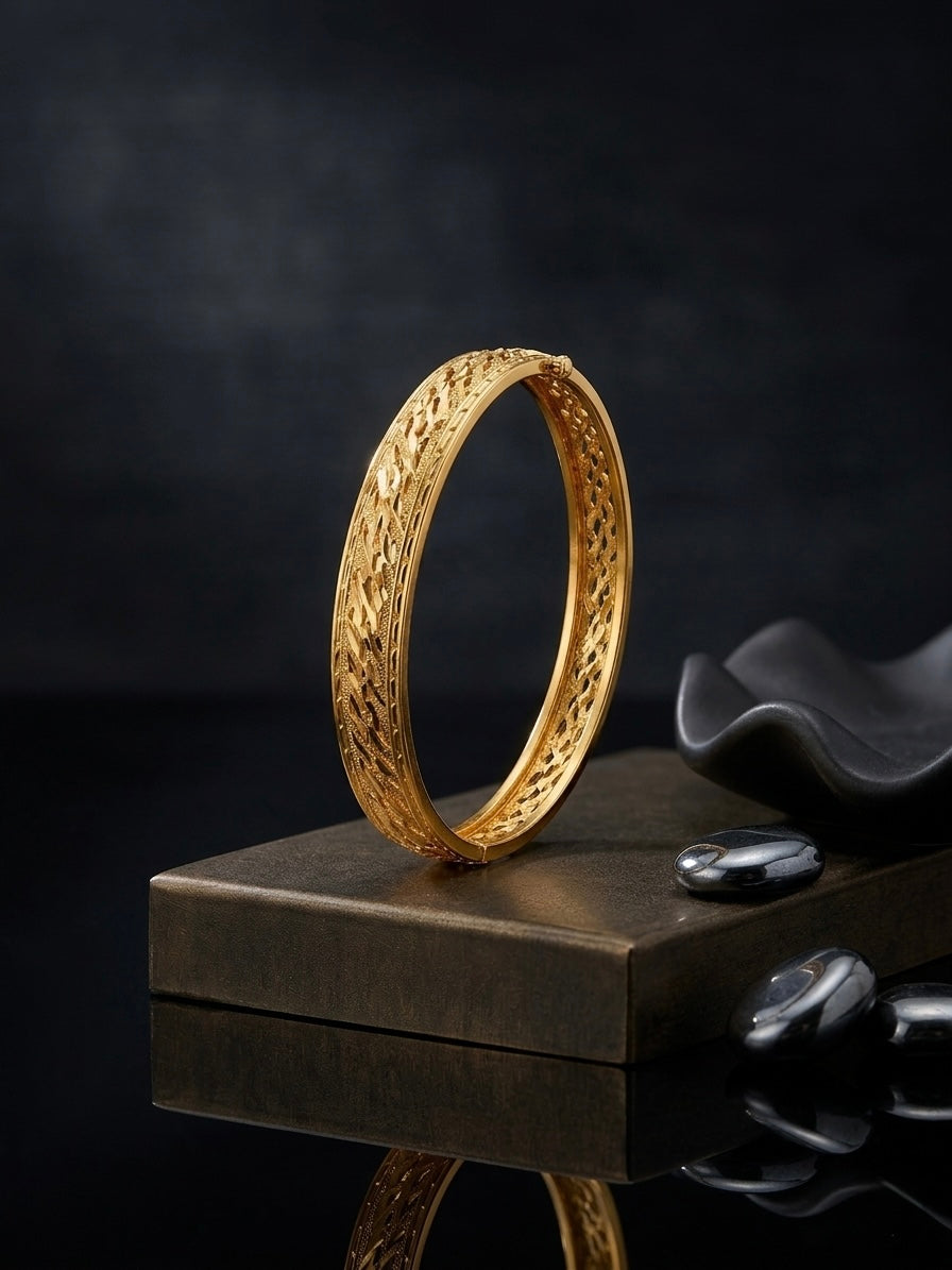 Elegant woven pattern gold luxury bracelet.