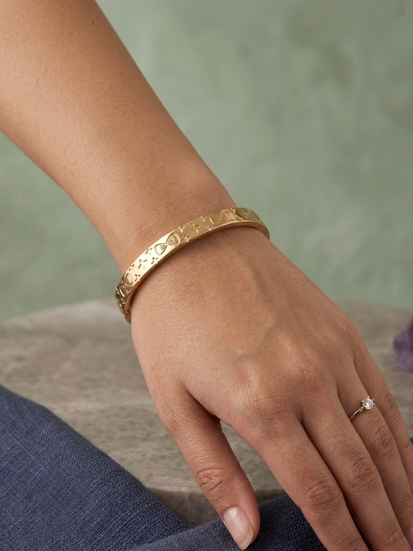 Chic gold curb chain link bracelet.