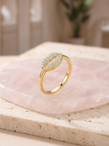 Playful sparkling diamond lips ring.