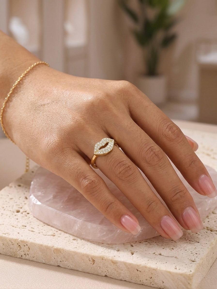 Playful sparkling diamond lips ring.