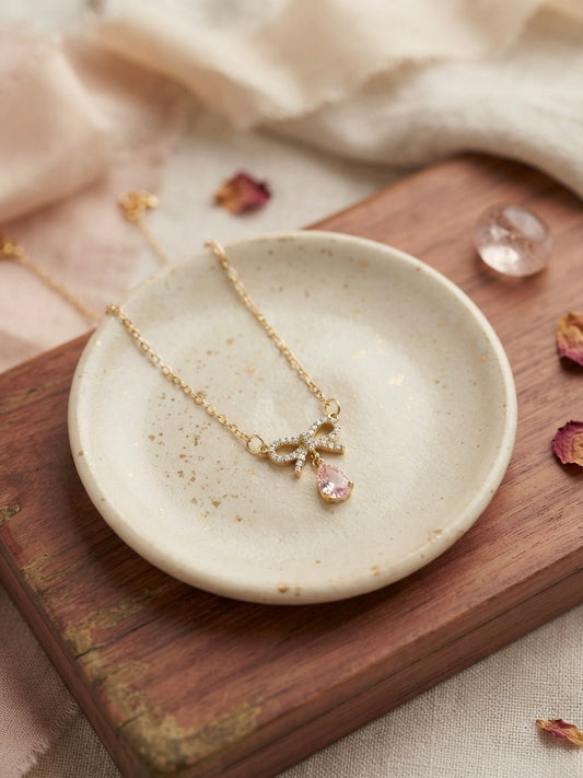 Charming gold bow pendant necklace.