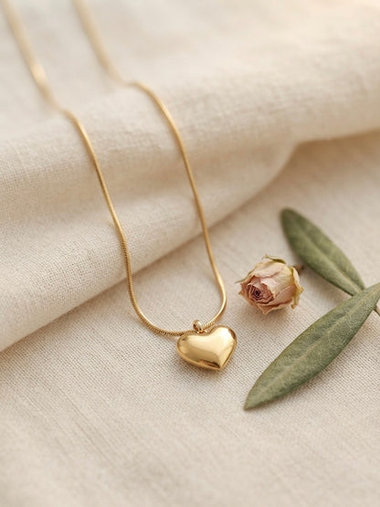 Classic polished heart, radiant gold necklace.