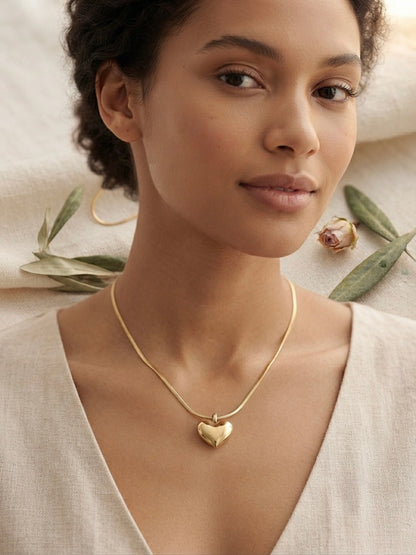 Classic polished heart, radiant gold necklace.