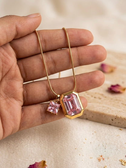 Chic double-gem design, timeless gold necklace.