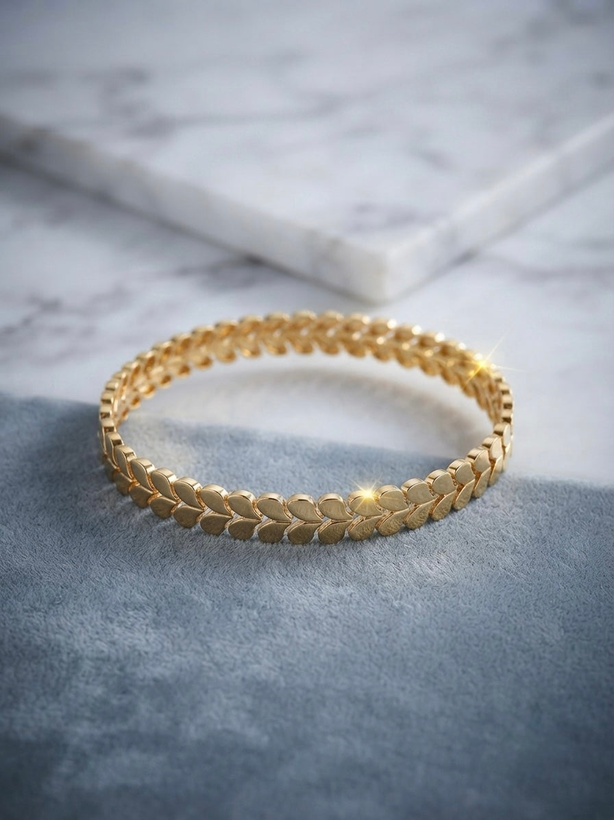 Elegant Gold Heart-Link Bracelet