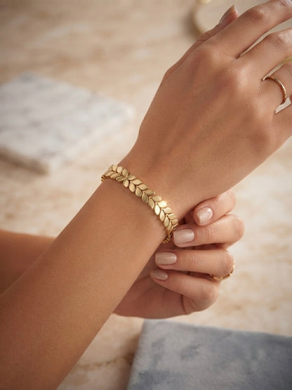Elegant Gold Heart-Link Bracelet