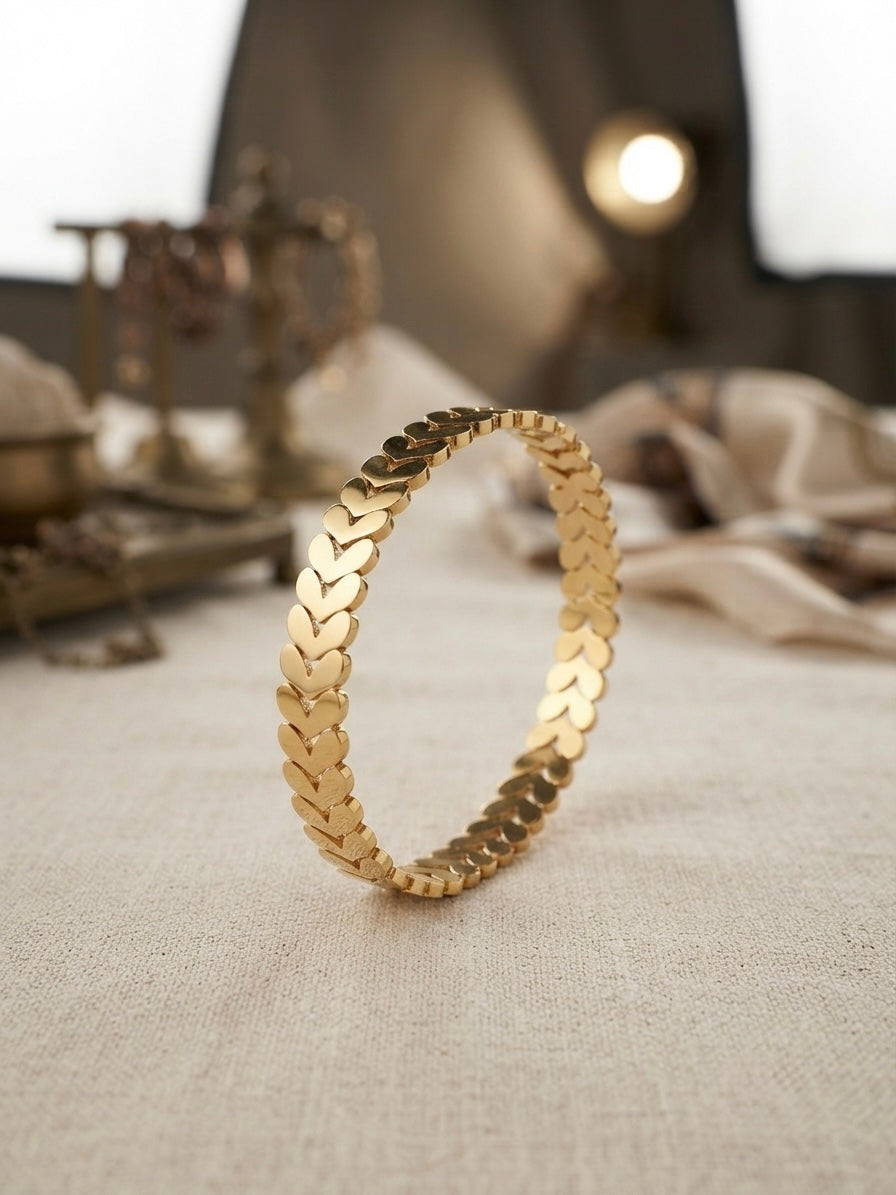 Elegant Gold Heart-Link Bracelet