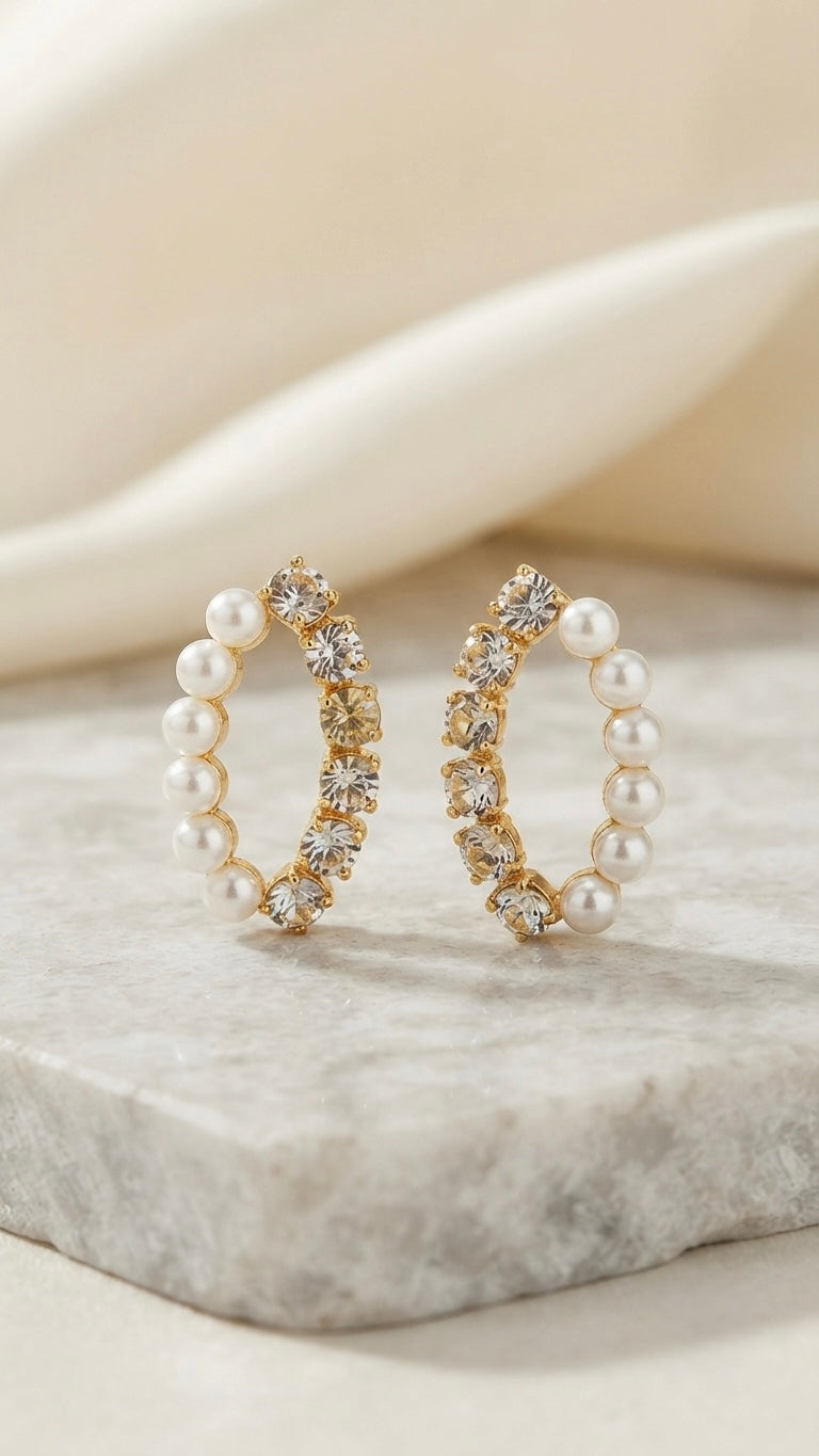 Sophisticated hoop earrings with luminous pearls.
