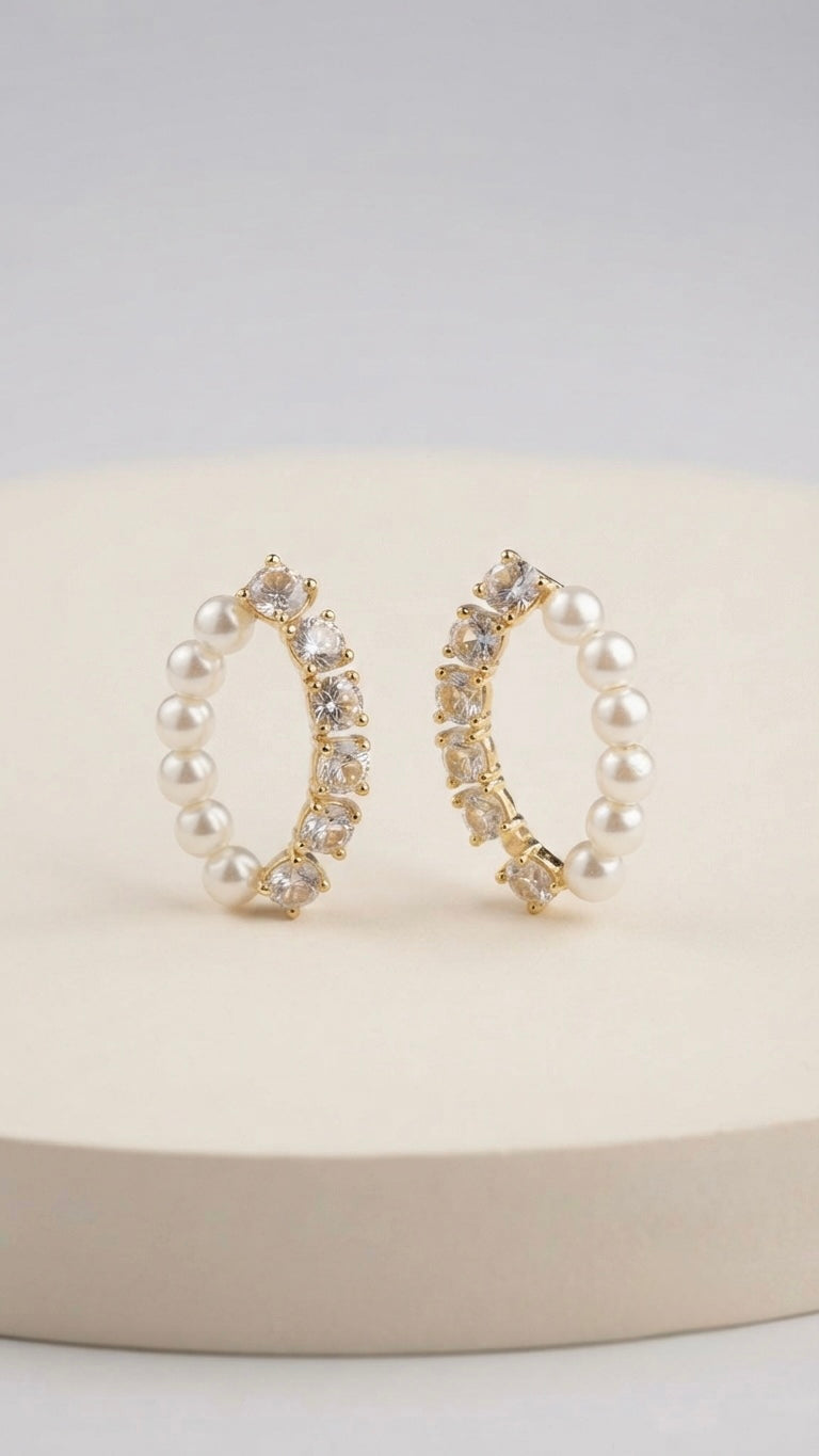 Sophisticated hoop earrings with luminous pearls.