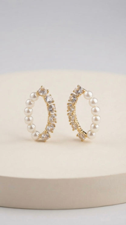 Sophisticated hoop earrings with luminous pearls.