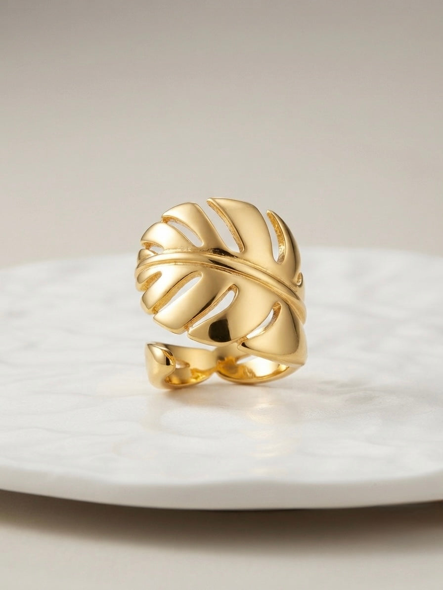 Elegant Gold Tropical Leaf Ring
