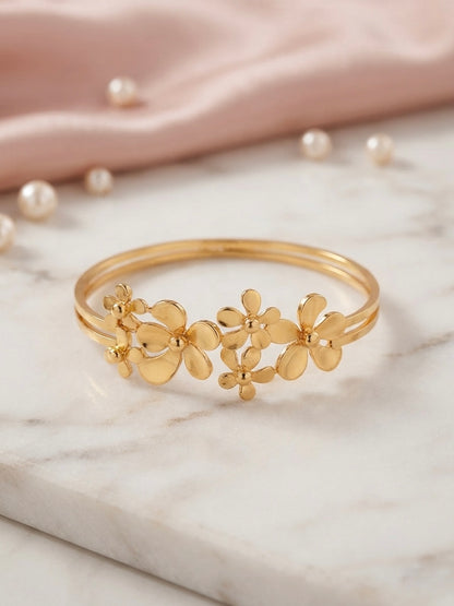 Blooming floral cluster gold bracelet.