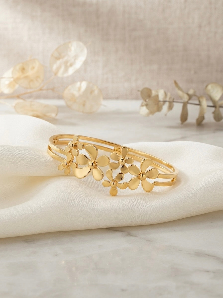 Blooming floral cluster gold bracelet.