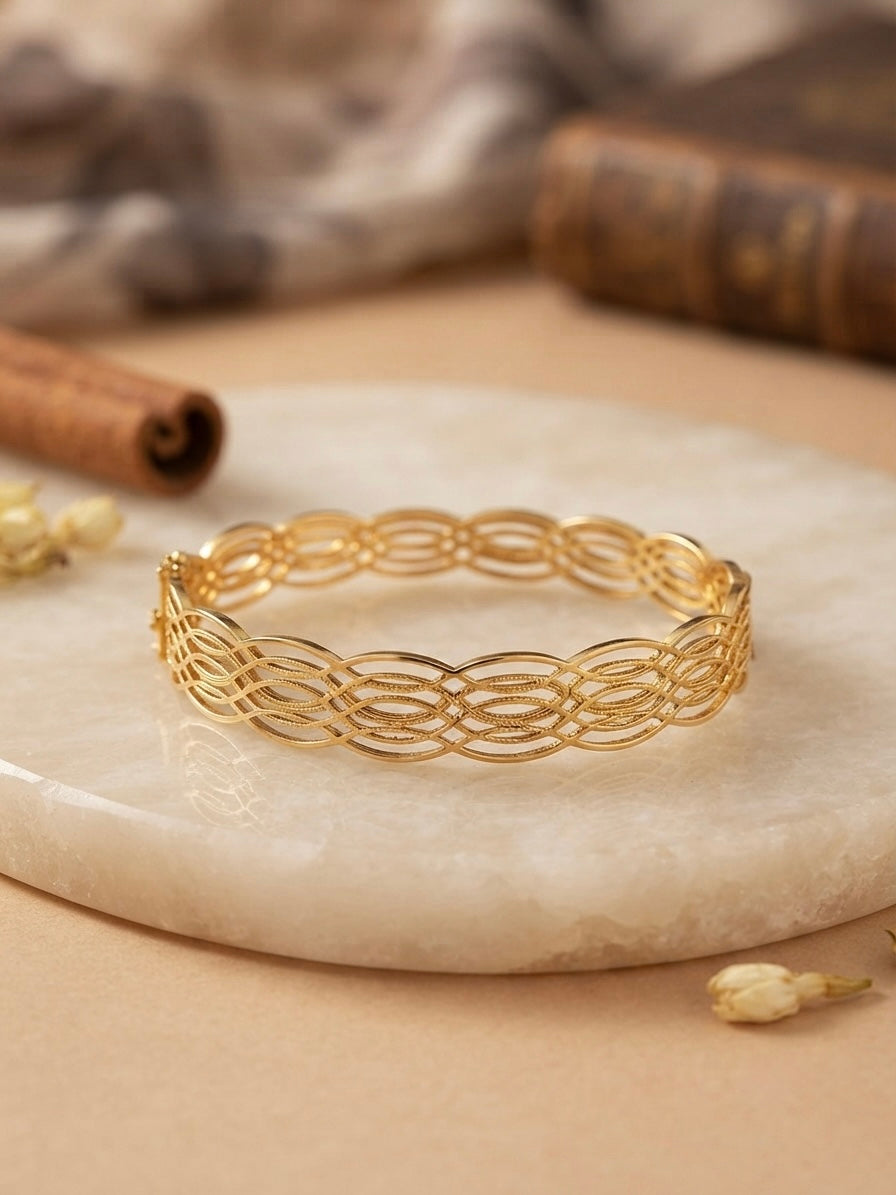 Elegant anti-tarnish patterned hinge bracelet.